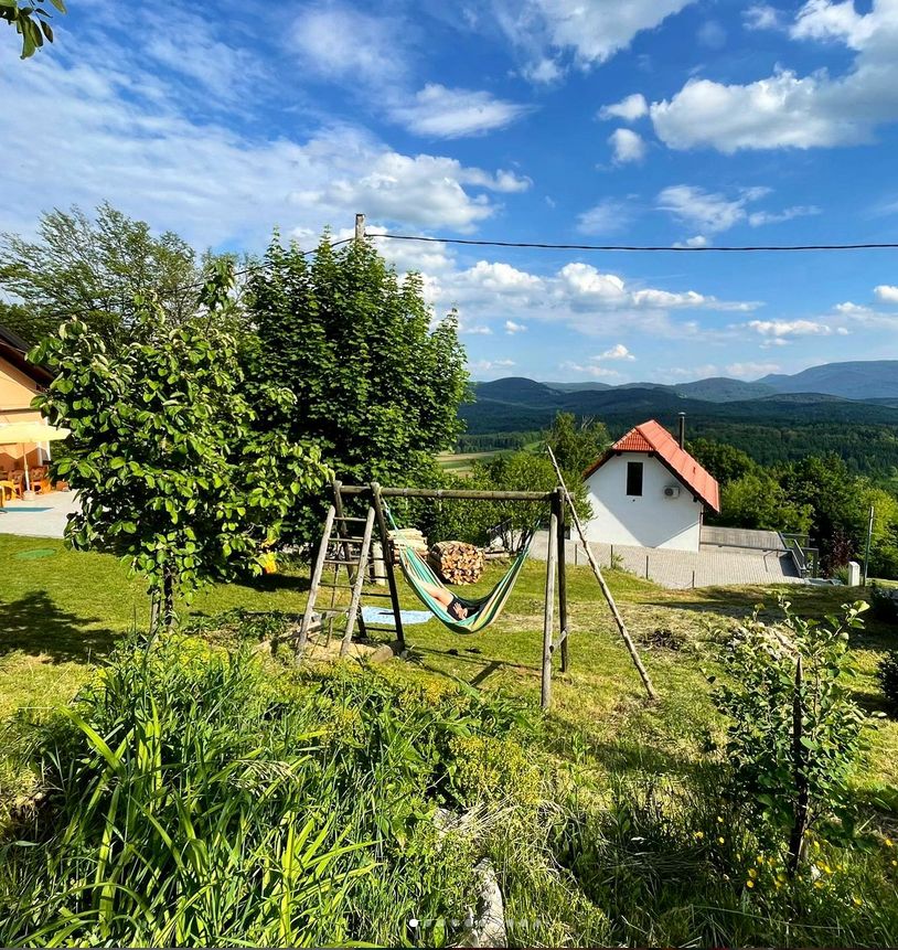 Slovensko podeželje, kamor se je Alja Berk vrnila in znova zgradila mrežo z globalnim pogledom