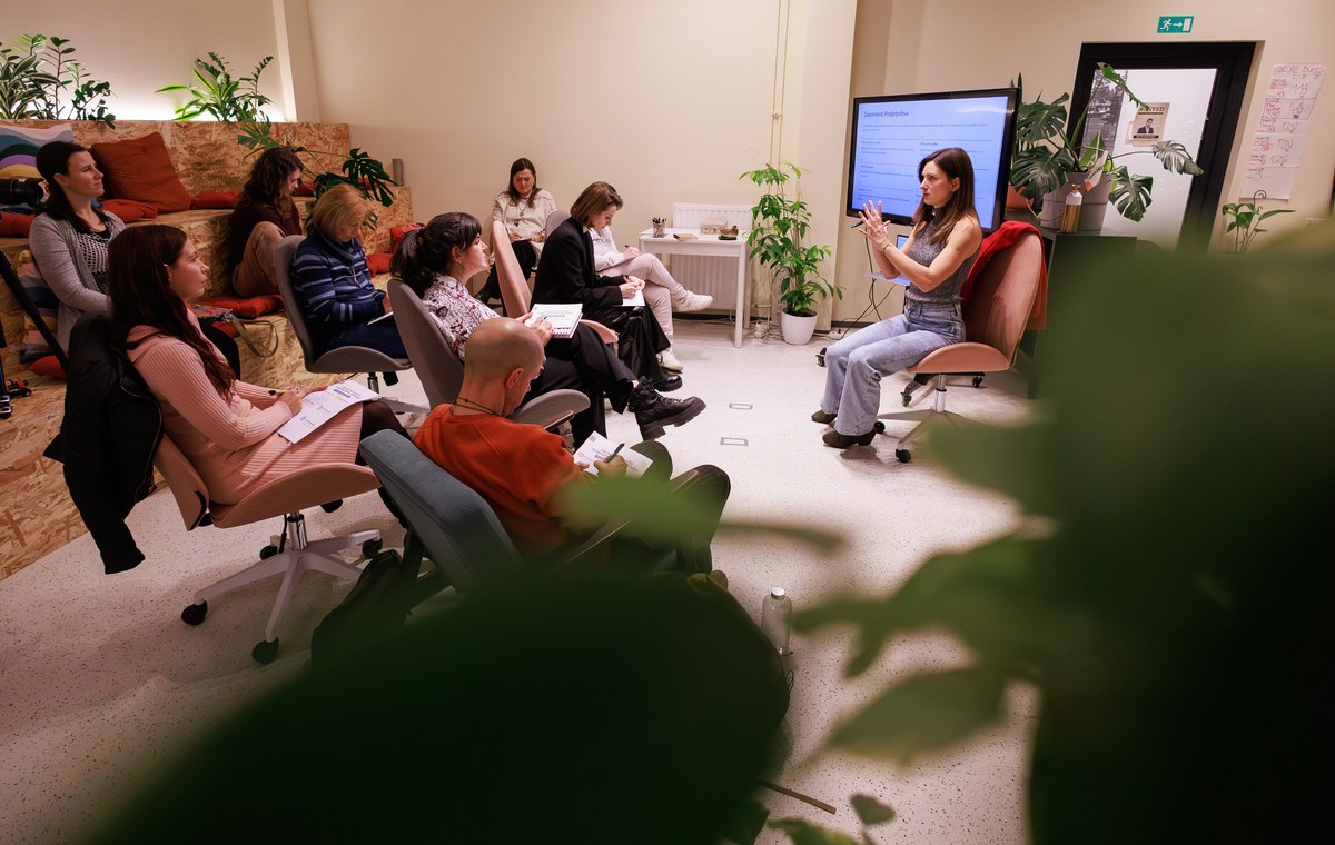 Alja Berk facilitating a business strategy workshop for coaches and facilitators