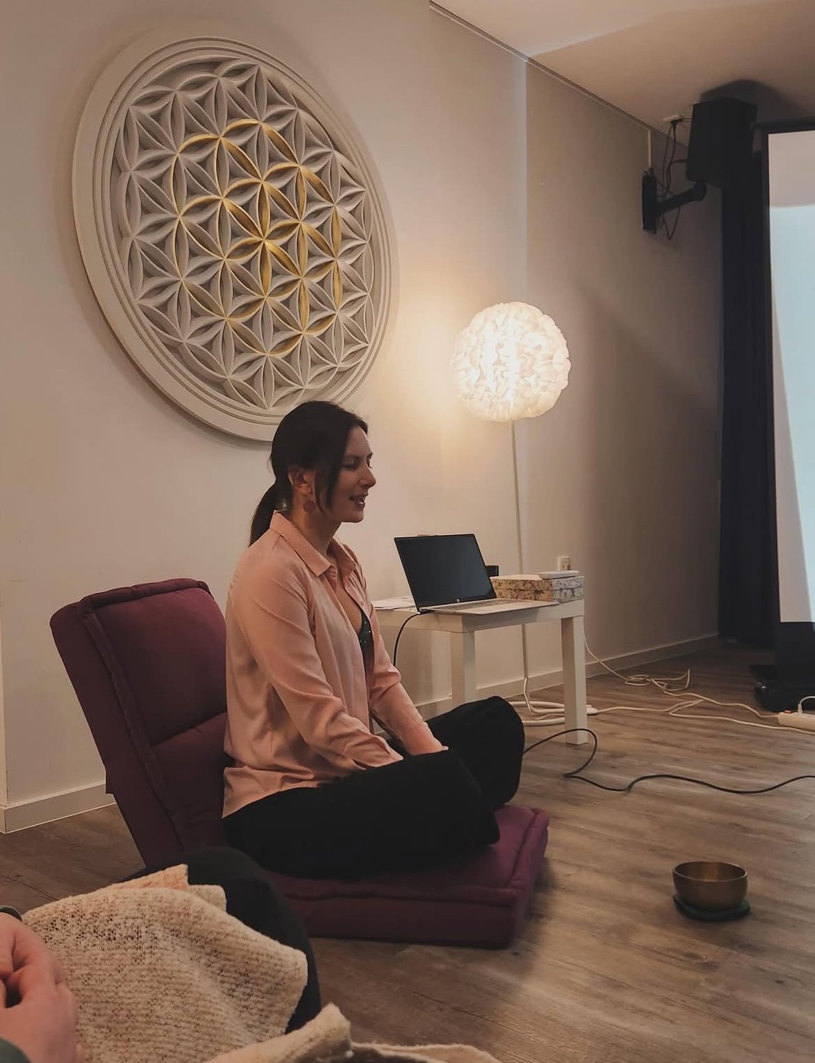 Alja Berk facilitating a business strategy workshop session at Višja Vibracija