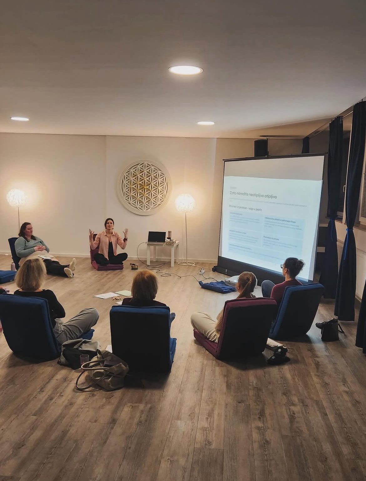 Alja Berk leading a business strategy workshop at Višja Vibracija, Ljubljana